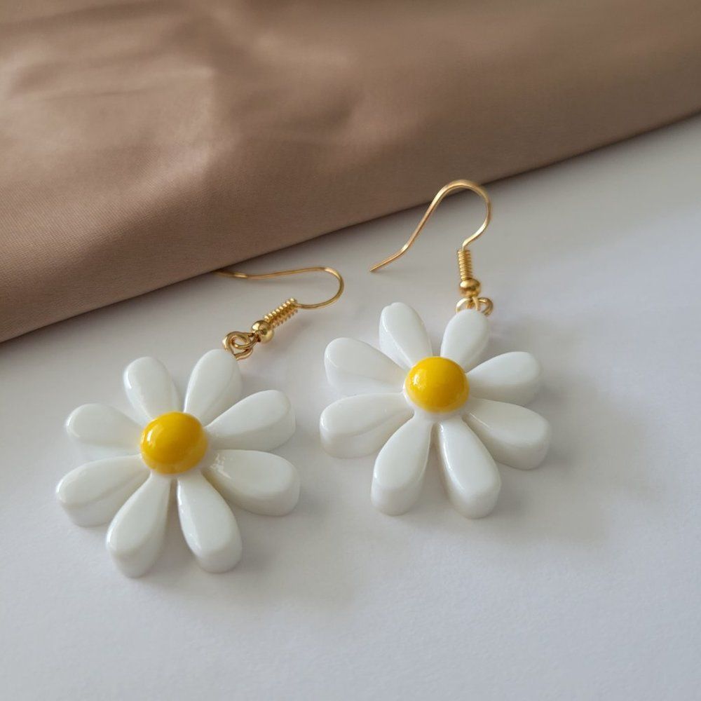 7/$35 White Flower Earrings Daisy Statement Earrings - Picture 8 of 10